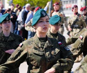 Ponad stu żołnierzy na Placu Solidarności w Olsztynie. Złożyli uroczystą przysięgę [ZDJĘCIA]