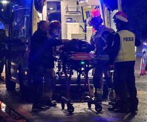 Potworny wypadek w Warszawie. BMW roztrzaskane o drzewo, kierowca zakleszczony