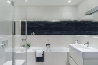 Projekt białej łazienki z kamieniem