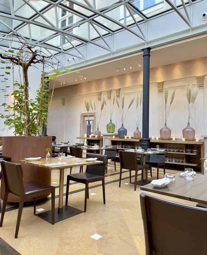 To jedna z najsłynniejszych kamienic w Krakowie. Znajduje się w niej hotel, w którym mieszkał car