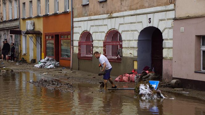 W Głuchołazach sceneria jak z czasów wojny. Mieszkańcy: „Chleba nam potrzeba” 