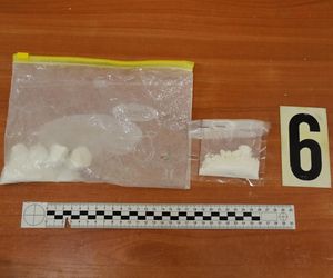 Pościg jak z filmu w Warszawie! W BMW środki odurzające i broń! Zobacz, co grozi zatrzymanej parze! 