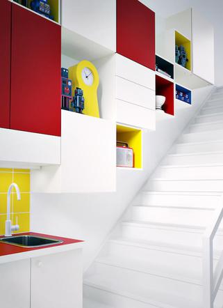 BIała kuchnia IKEA, aranżacja na ścianie ze schodami