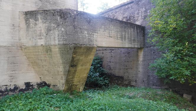 Monumentalna śluza Leśniewo z symbolami III Rzeszy ukryta w mazurskim lesie. Jest owiana tajemnicą [ZDJĘCIA]