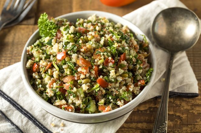 Sałatka z kaszy kuskus i warzyw, czyli przepis na TABBOULEH  