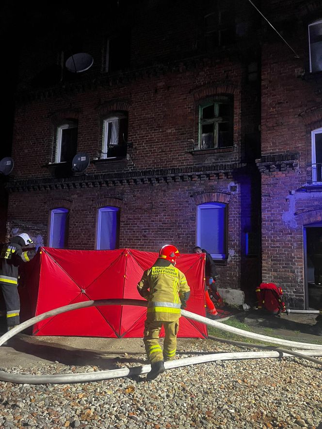  W Zabrzu doszło do nocnego pożaru mieszkania. Ewakuowano dwie nieprzytomne osoby 