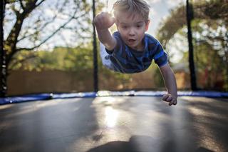 To miała być niewinna zabawa na trampolinie. 2-latek w stanie ciężkim trafił do szpitala