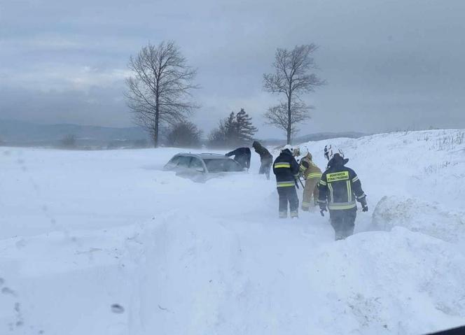 Śnieg zasypał auto 