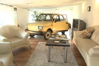 Nietypowy domowy mebel! Fiat 126p w salonie obok telewizora - WIDEO
