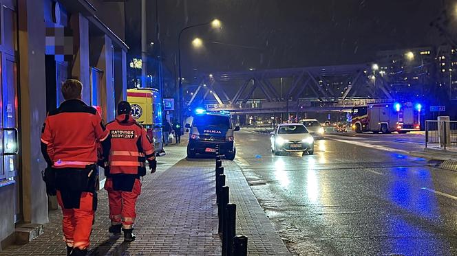 Spadł z drabiny i zginął. Tragiczny wypadek w pubie w Warszawie. Nie żyje 46-letni mężczyzna