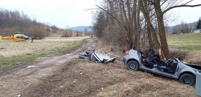 Wypadek w Lutczy. 20-letniego kierowcę do szpitala przetransportował śmigłowiec LPR