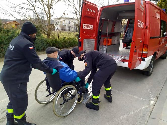 Każdego dnia podkarpaccy strażacy pomagają dotrzeć do punktów szczepień