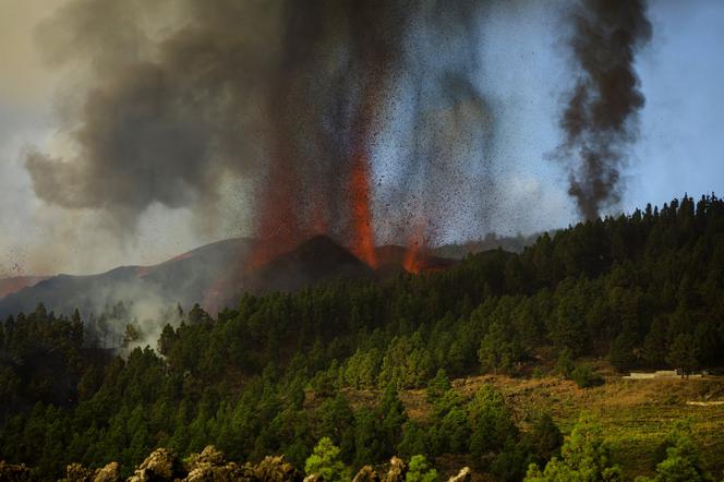Katastrofa w turystycznym raju! Wybucha wulkan gigant, ziemia zaczęła pękać!