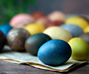 Ekologiczne barwniki do jajek. Sprawdź, jak zrobić piękne kraszanki!