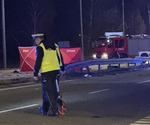 Tragiczny wypadek na Mazowszu. Karetka na sygnale dachowała w rowie. Jeden ratownik zginął na miejscu