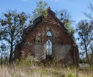 Ta malutka wieś powstała w XIV wieku. Skrywa ruiny gotyckiej świątyni