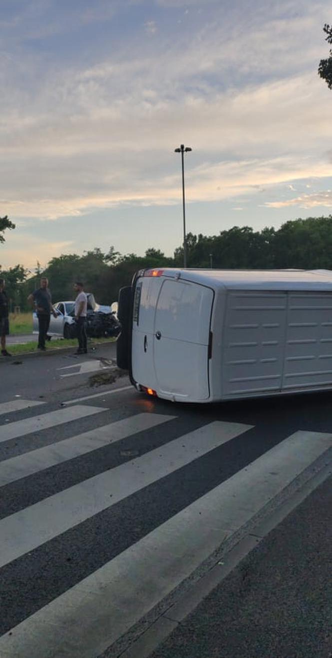 Zderzenie samochodów na skrzyżowaniu ul. Przestrzennej i Eskadrowej