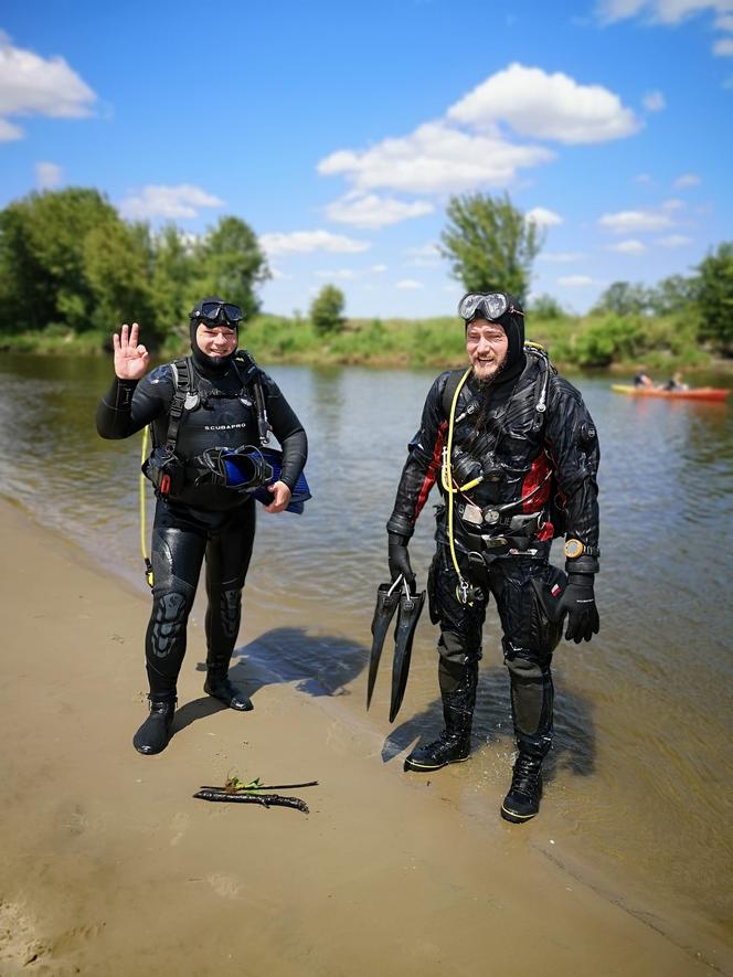 Posprzątali Narew w Łomży! Co płetwonurkowie wyłowili z rzeki? [FOTO]