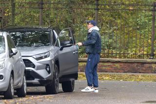 Maciej Kurzajewski kupuje Katarzynie Cichopek kwiaty na bazarku