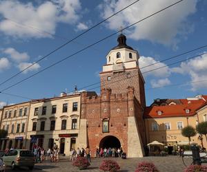 Brama Krakowska bez zegarów. Trafiły do naprawy