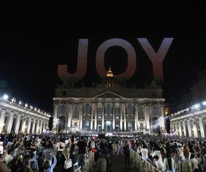 Tysiące dronów nad Bazyliką św. Piotra! Zobacz, co stało się w Watykanie