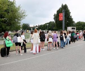 Harry Styles w Polsce - tak wyglądał plac przed stadionem na kilkanaście godzin przed koncertem.