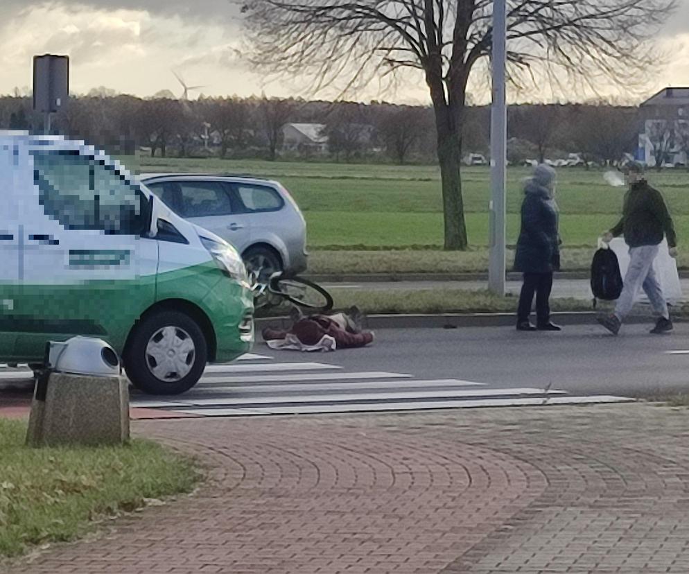 ​Przy rondzie Antoniny w Lesznie kierowca samochodu osobowego potrącił rowerzystę 