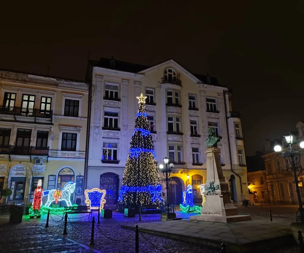 Tarnów ozdobiony przed Bożym Narodzeniem. Plac Kazimierza to teraz najładniejsze miejsce w mieście