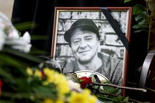 Tłumy na pogrzebie legendy polskiego rapu. Pożegnaliśmy Jokę z Kalibra 44