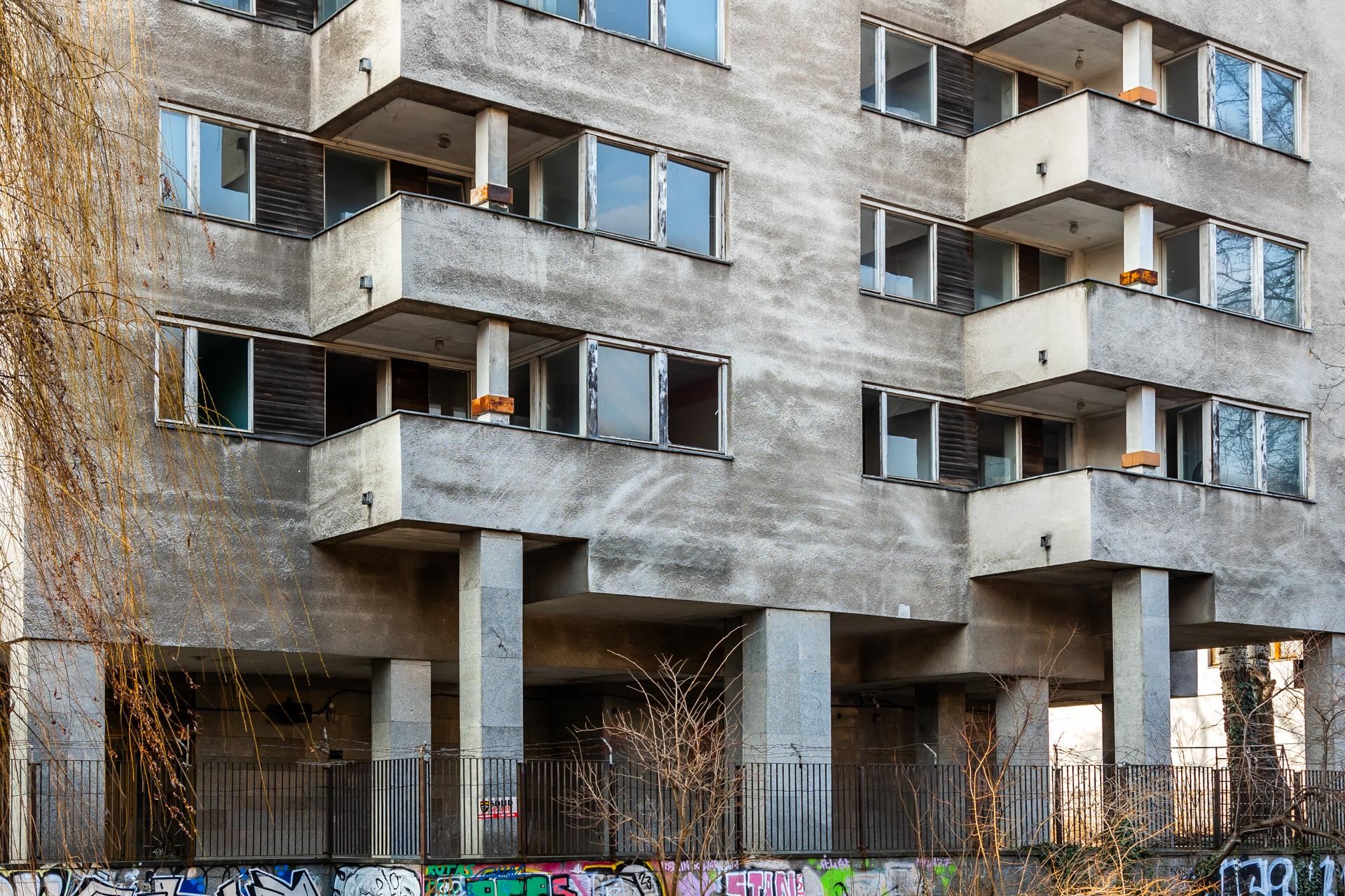 Szpiegowo, blok na Sobieskiego 100 w Warszawie