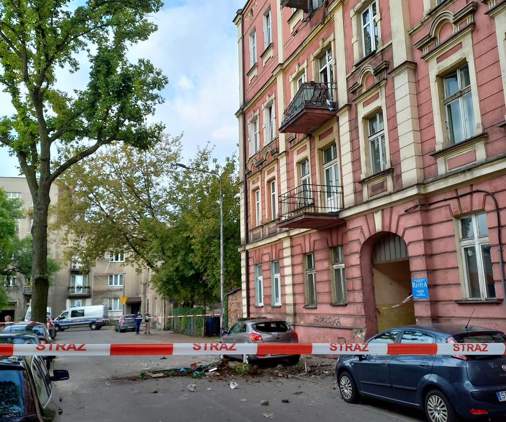 Tragedia w Sosnowcu! Balkon runął z trzeciego piętra. Dwie osoby w szpitalu, ewakuowano 21 mieszkańców budynku