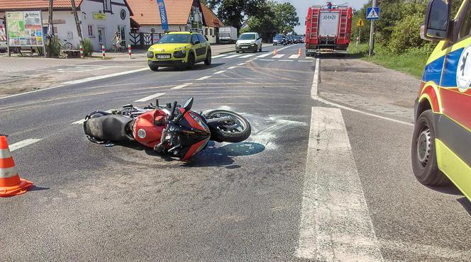 Groźny wypadek w podbydgoskim Kruszynie. Motocykl zderzył się z ciężarówką! [ZDJĘCIA]