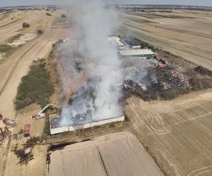 Zakończyło się dogaszanie pożaru na terenie sortowni śmieci w Bełżycach