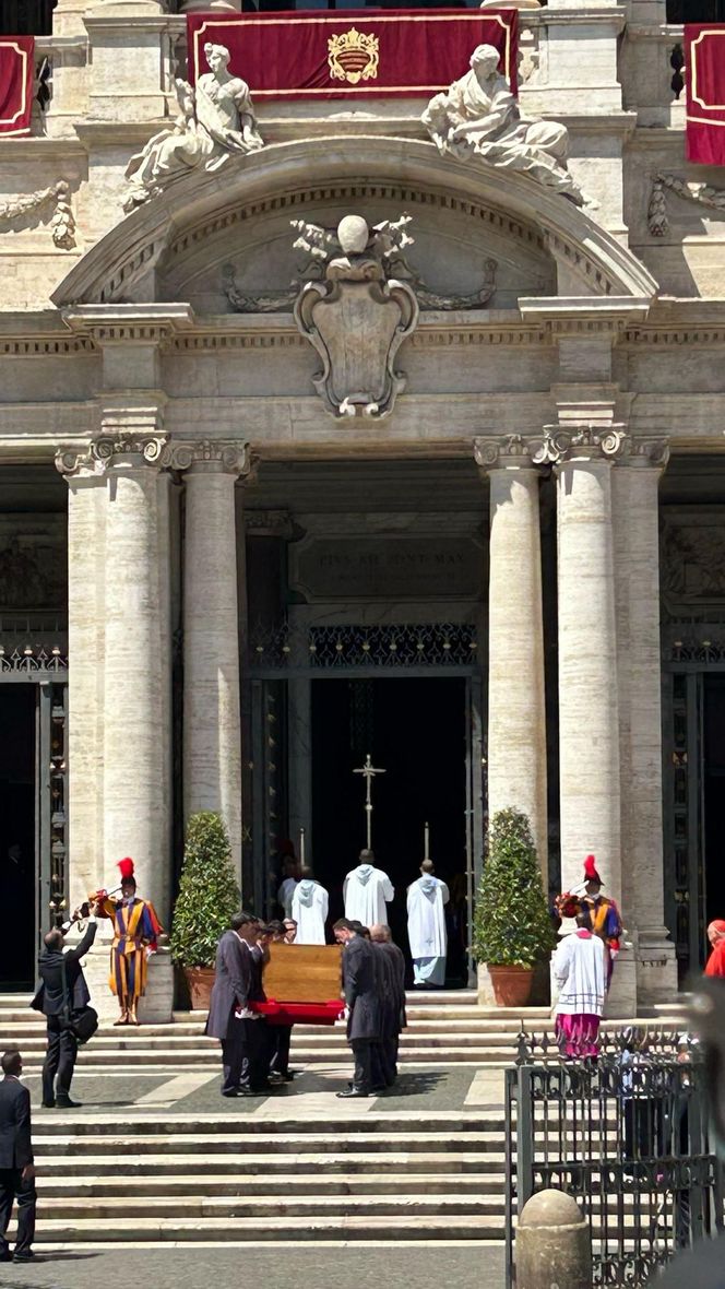 Kondukt żałobny przejechał przez Rzym. Ostatnia droga papieża Franciszka