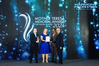 Nagrodę dyrektor Fundacji Aneta Żochowska i wnuk Laureatów Jan Grochowski odebrali w Bombaju 10 listopada.