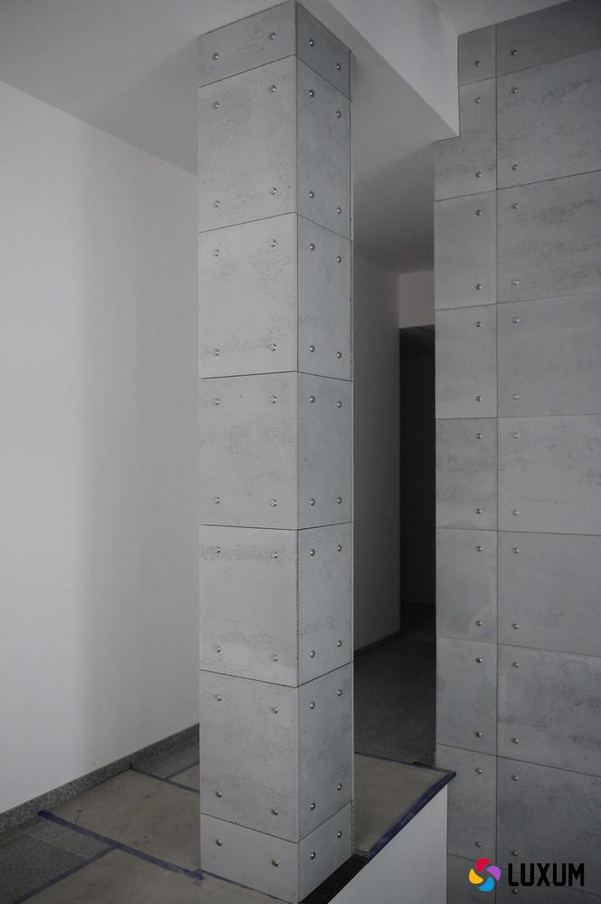 Beton architektoniczny - płyty betonowe na ścianie LUXUM