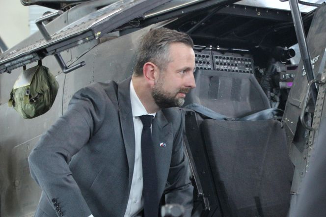 Minister Kosiniak-Kamysz w śmigłowcu Apache