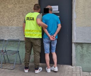 Policjanci ostrzegali, że jak jeszcze raz machnie im tymi banknotami, będzie źle. Powtarzał, że to na dobry obiad