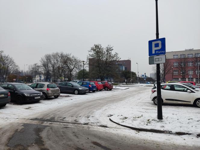 Parkowanie w Katowicach: Studenci UE nie zawalają już parkingów