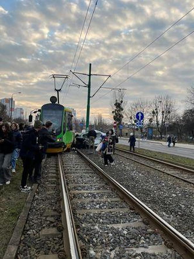 Poważny wypadek na Zamenhofa w Poznaniu. Tramwaj zderzył się z samochodem osobowym