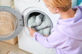 Błyskawiczny sposób na pozbycie się sierści zwierząt z ubrań podczas prania. Ta mieszanina usunie kłaczki w kilka sekund