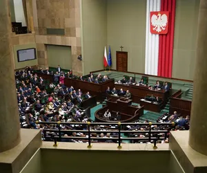  Pierwszy sondaż partyjny po lex Tusk. Ekspert tłumaczy wyniki