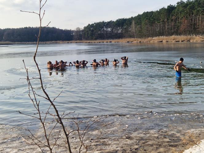 Lodowata woda im niestraszna! Za nami kolejne morsowanie w Pieckach pod Bydgoszczą