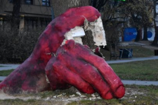 Mężczyzna zniszczył „Czarcią łapę” znajdującą się w parku przy Centrum Kultury 