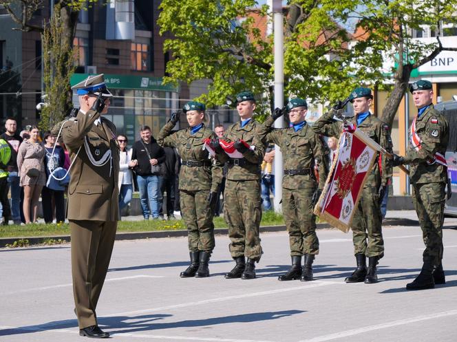 Ponad stu żołnierzy na Placu Solidarności w Olsztynie. Złożyli uroczystą przysięgę [ZDJĘCIA]