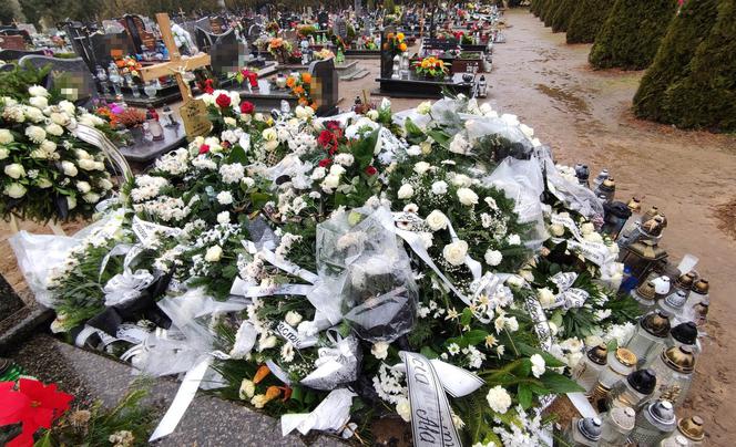 Grób Marcina, który zginał w wypadku w Kamieniu, pokryły białe kwiaty