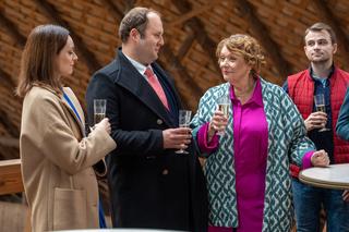 Barwy szczęścia odc. 2804. Natalia (Maria Dejmek), Klemens (Sebastian Perdek), Józefina Rawicz (Elżbieta Jarosik)