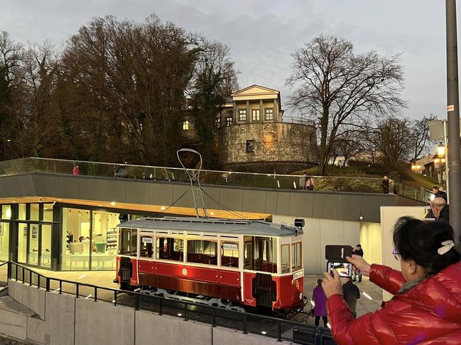 Zabytkowy tramwaj stanął przy dworcu kolejowym w Cieszynie