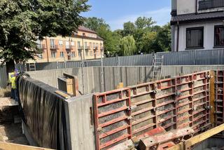 Przy ul. Tymowskiego powstaje skwer i pomnik ofiar Holokaustu