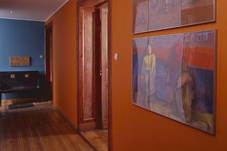 Kolory we wnętrzu: kolor pomarańczowy na ścianie i w dodatkach
